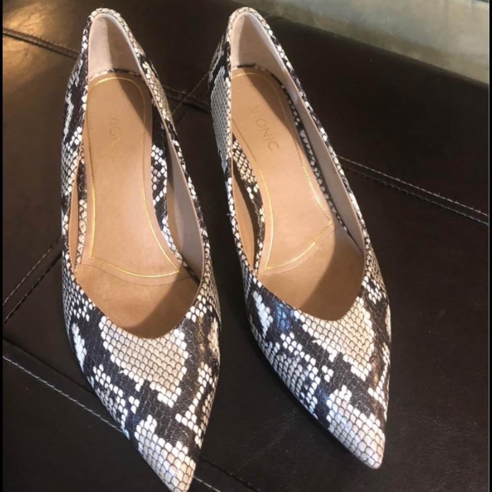 Vionic Leather Kitten Heels